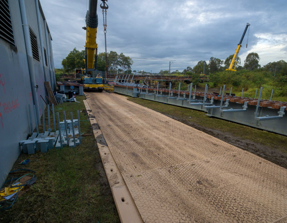 Railbridge construction track mats for crane access