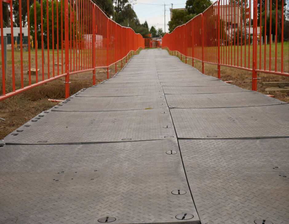 Pedestrian walkway for temporary use at reservoir station